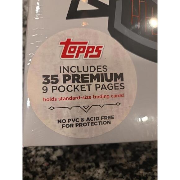 2025 Topps Basketball Binder with 9 Pocket Pages Sealed - Picture 3 of 5